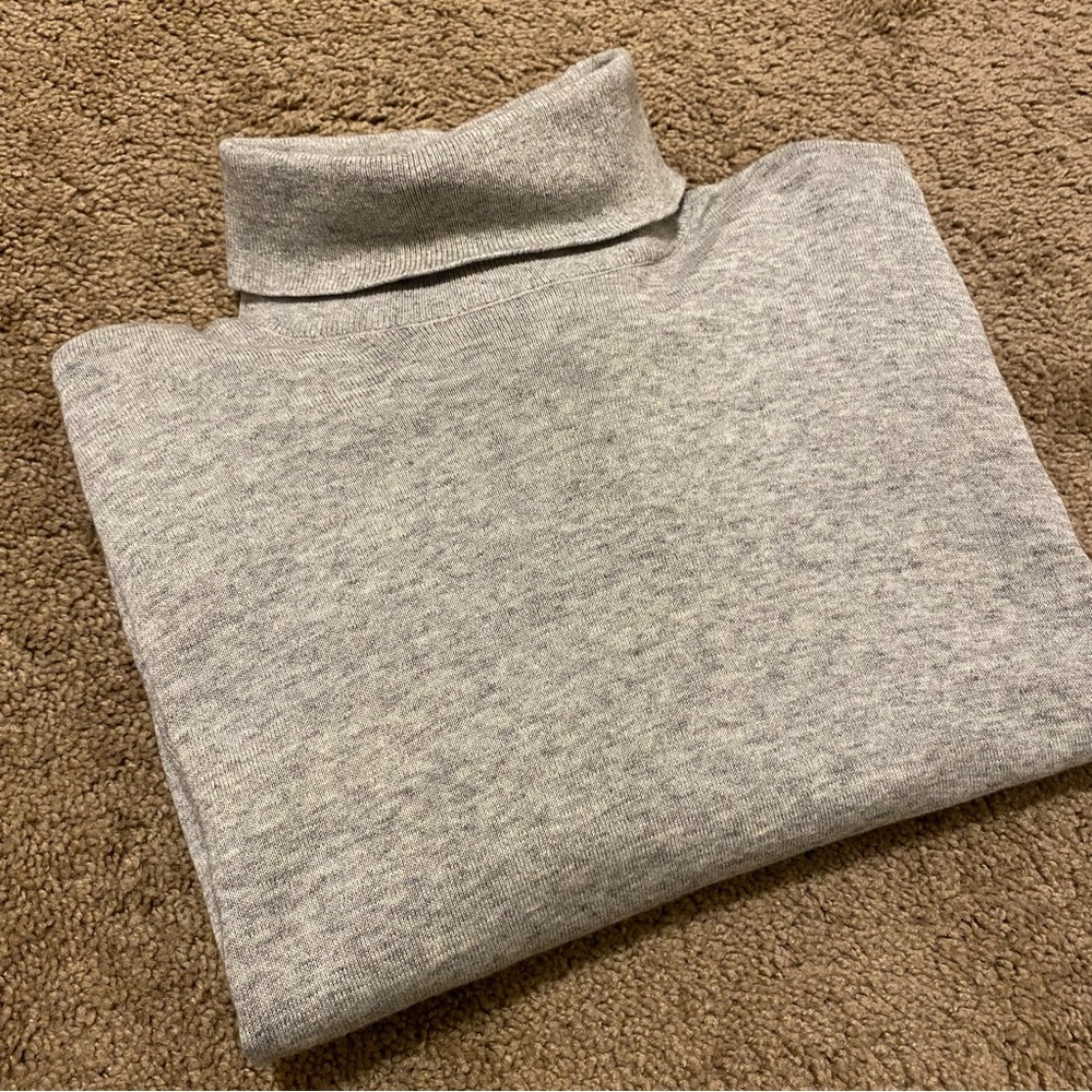 H&M Gray Turtleneck Sweater 🩶